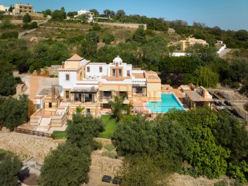 Moradia de luxo de 5 quartos com piscina aquecida 