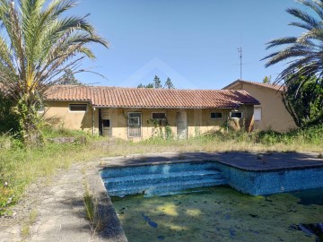 Quinta com 3 casas e 6 lotes de terreno em São Joã