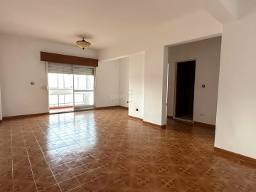 Apartamento 2 Quartos em Massamá e Monte Abraão