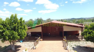 RústicoTerreno urbano en Silves, con casa de mader