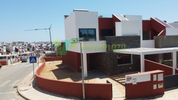 Moradia Nova M3 Geminada, Localizada em Portimão (