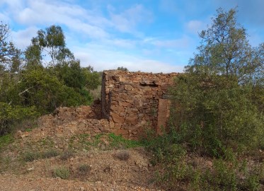 Terreno com ruína, bons acessos, Santa Catarina da