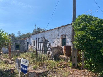 Moradia em ruína com bonita vista de campo