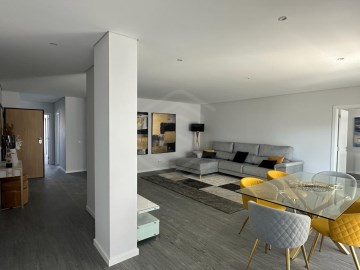 Apartamentos T4 em condomínio de arquitetura moder