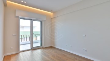 Fully refurbished 1 bedroom flat with sea view, in
