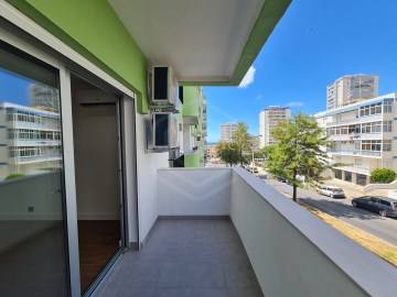 Apartamento T2 remodelado com vista mar em Quartei