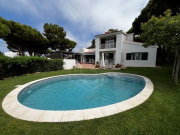 Villa de arquitectura clásica con piscina en el ce