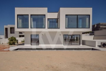 House 4 Bedrooms in Venteira