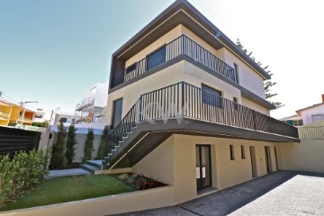 House 4 Bedrooms in Carcavelos e Parede