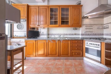 Apartment 2 Bedrooms in Santo António dos Cavaleiros e Frielas