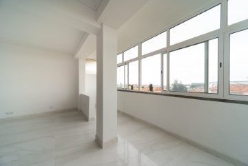Apartamento T3 totalmente renovado em Lombos Norte