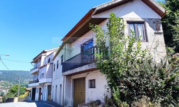 House 3 Bedrooms in Silva Escura e Dornelas