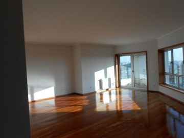 Apartamento T4 - como novo - Av. da Boavista