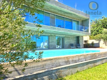 House 3 Bedrooms in Santa Bárbara de Nexe