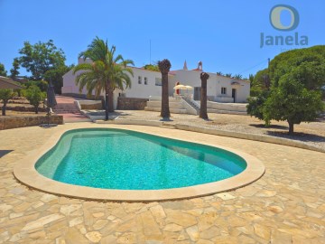 Moradia com Piscina e terreno de 19850 m2