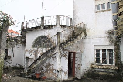 Maison laïque à restaurer à Esgueira