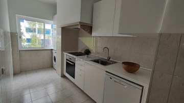 Apartamento Luminoso T2 Remodelado em Benfica