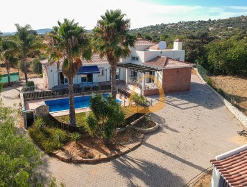 4 bedroom villa and private pool in São Brás de Al