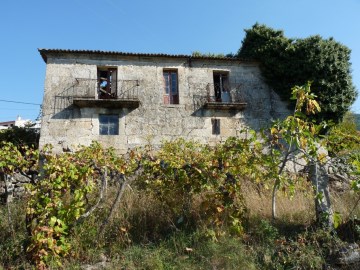 House to Restore with 3 Floors, Monção