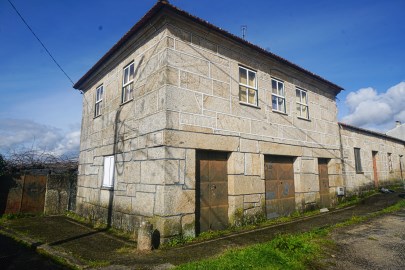 Moradia T2 em pedra para venda, localizada na freg