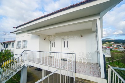 Casa de 3 dormitorios en venta en Moreira, Monção.