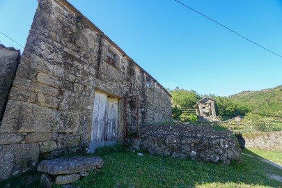 Stone villa for sale, located in Merufe, Monção wi