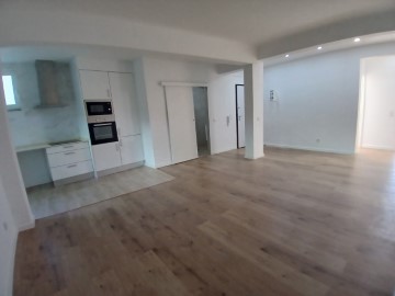 Apartamento T3 totalmente renovado em Agualva-Cace