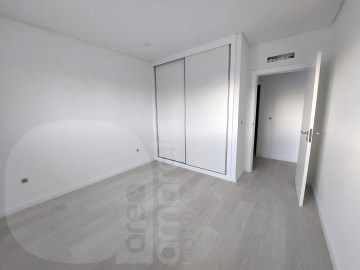 Apartamento T1 | 100 m² | Urbanização Val'Flores -
