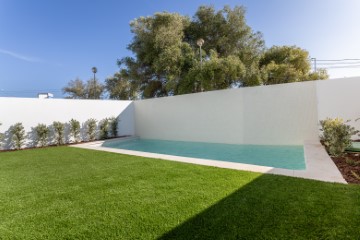Jardim com piscina privativa