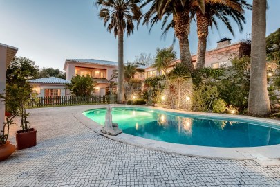 Luxury 5-bedroom villa with swimming and pool near