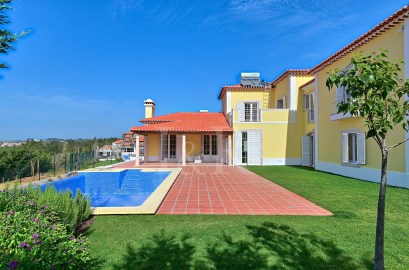 Luxury 4-bedroom villa with garden and swimming po