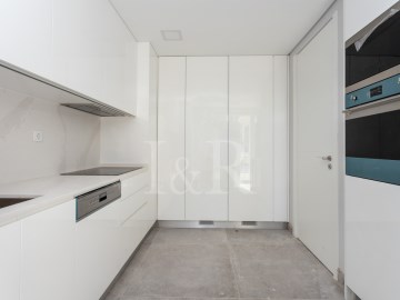 Spacious 3 bedroom apartment with parking, Carcave