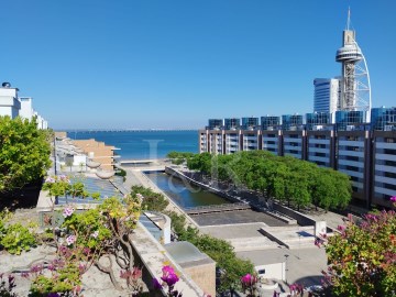 Apartamento T4 com varanda, garagem e vista rio no