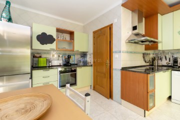 Apartment 3 Bedrooms in Almada, Cova da Piedade, Pragal e Cacilhas