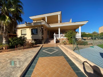 House 4 Bedrooms in Oeste