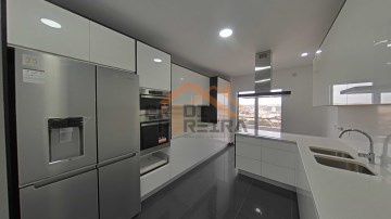 Apartamento T2, novo, com varanda e box para um ca