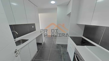 Apartamento T3 com varanda, remodelado, situado na