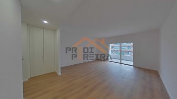 Apartamento T3, novo, com varanda e box para dois 