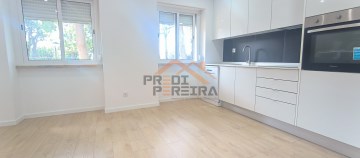 Apartamento T2, remodelado, Casal de São Brás.