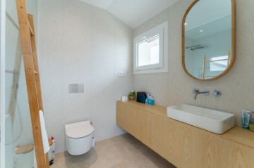 En-suite bathroom with a sink