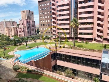 CONDOMÍNIO COM PISCINA E JARDIM