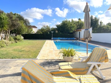 Moradia T4 com jardim, piscina e garagem, muito pe