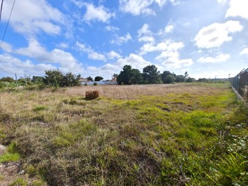 Terreno com possibilidade de construção em zona de