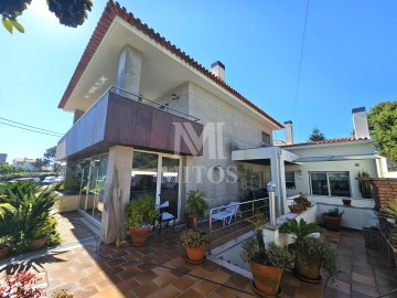 House 4 Bedrooms in Carreço