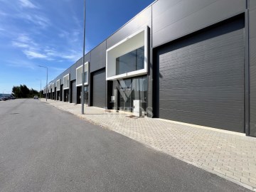 Bâtiment industriel / entrepôt à Palmeira de Faro e Curvos