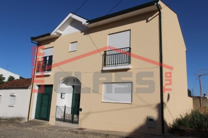 House 4 Bedrooms in Mirandela