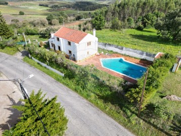 House 3 Bedrooms in Amoreira