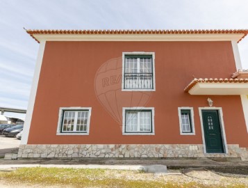 House 4 Bedrooms in Sapataria