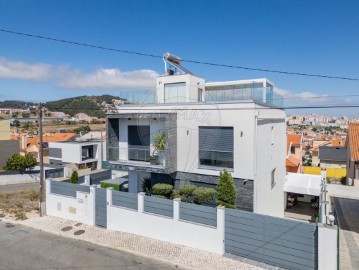 House 4 Bedrooms in Pontinha e Famões