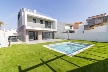 House 4 Bedrooms in Pontinha e Famões